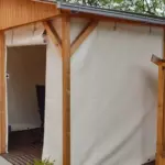 Plane als Ergaenzung zu Holzpavillon, von außen fotografiert