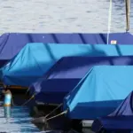 Abdeckplane fuer Boote auf dem Wasser