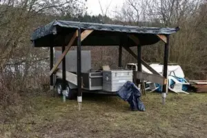 Carport Plane mit Anhänger unten drunter