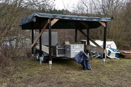 Carport Plane mit Anhänger unten drunter